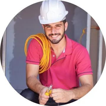 Eletricista realizando diagnóstico e correção de curto-circuito em residência em Guarulhos