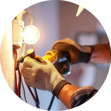 Eletricista instalando tomadas, interruptores e pontos de iluminação em residência em Guarulhos